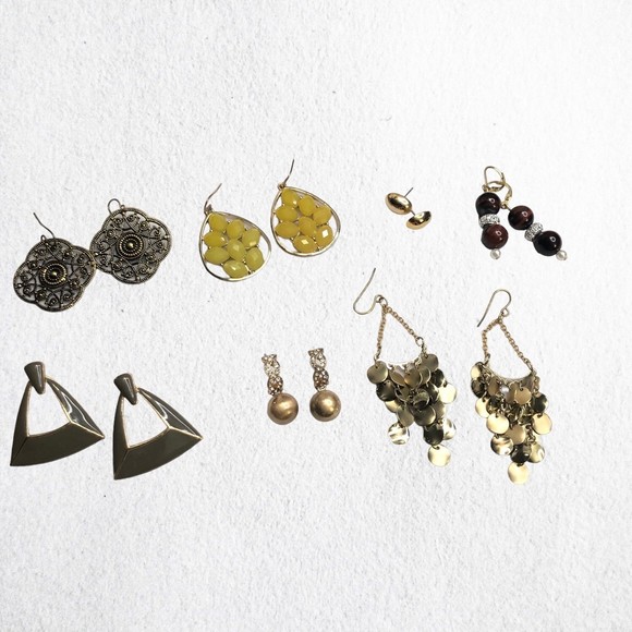 Lot of 7 Pairs of Earrings in Gold Tone, Studs, Dangles, Enamel Fashion Forward - Picture 1 of 12